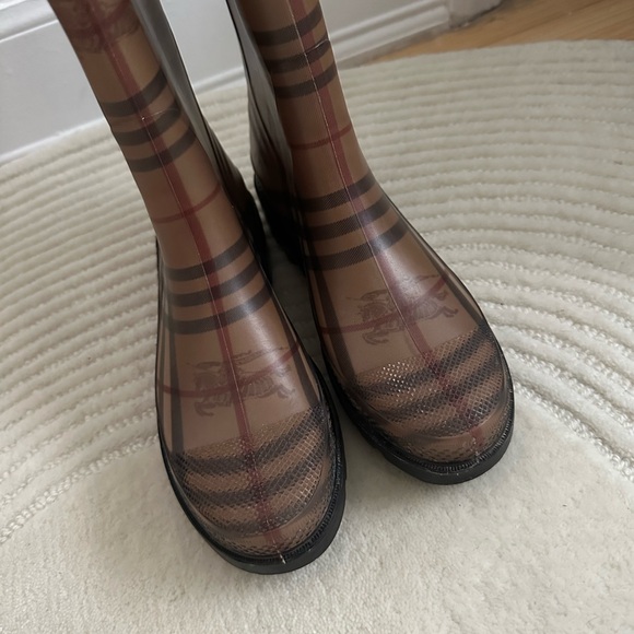 Burberry rain boots with classic plaid design - Picture 2 of 3